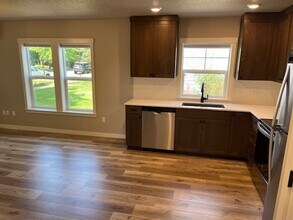 1110 Cottage St NE in Salem, OR - Foto de edificio - Building Photo