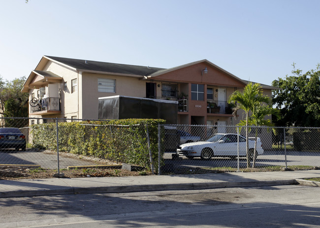 1130 W 77th St in Hialeah, FL - Foto de edificio - Building Photo