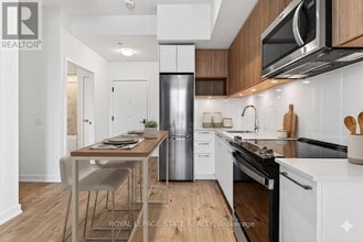 500 Plains Rd E in Burlington, ON - Building Photo - Building Photo