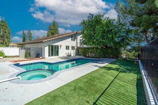 11723 Porter Valley Dr in Los Angeles, CA - Building Photo