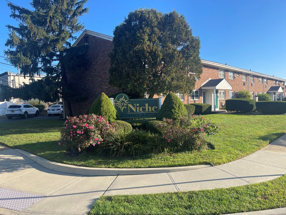 The Niche at 7th Street Gardens in Lindenhurst, NY - Building Photo