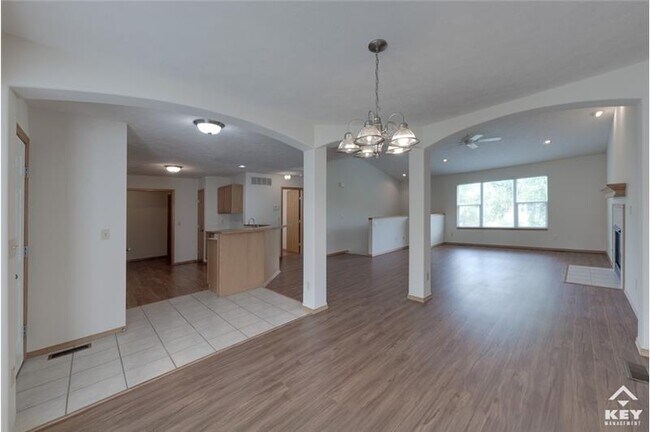 555 N Bristol Ct in Wichita, KS - Building Photo - Building Photo