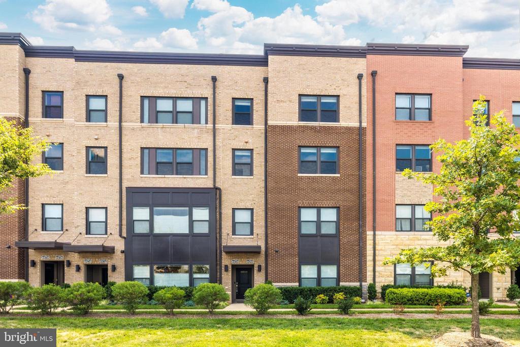 44750 Tiverton Sq in Ashburn, VA - Building Photo