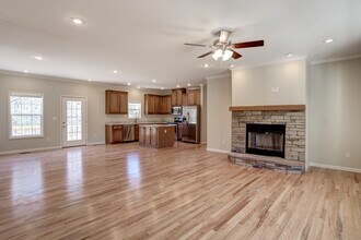 265 Lewis Creek Dr in Hendersonville, NC - Foto de edificio - Building Photo