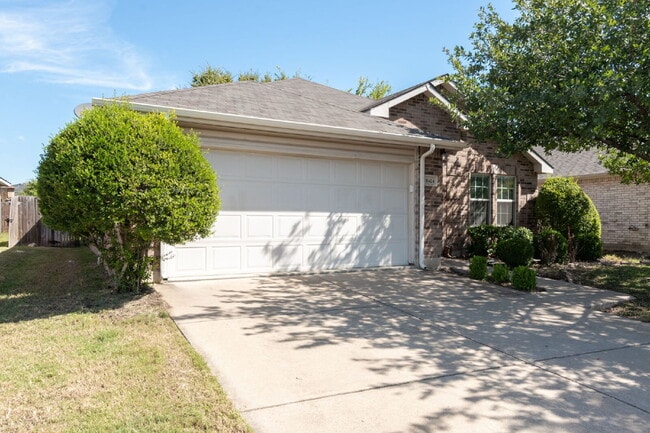 16424 Cowboy Trail in Justin, TX - Building Photo - Building Photo