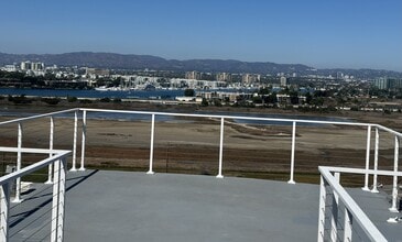 8120 Billowvista Dr in Los Angeles, CA - Building Photo - Building Photo