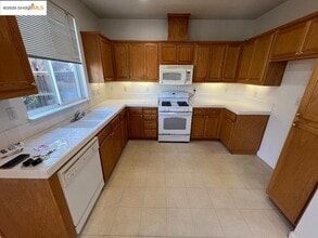 948 Cape May Dr in Pittsburg, CA - Foto de edificio - Building Photo