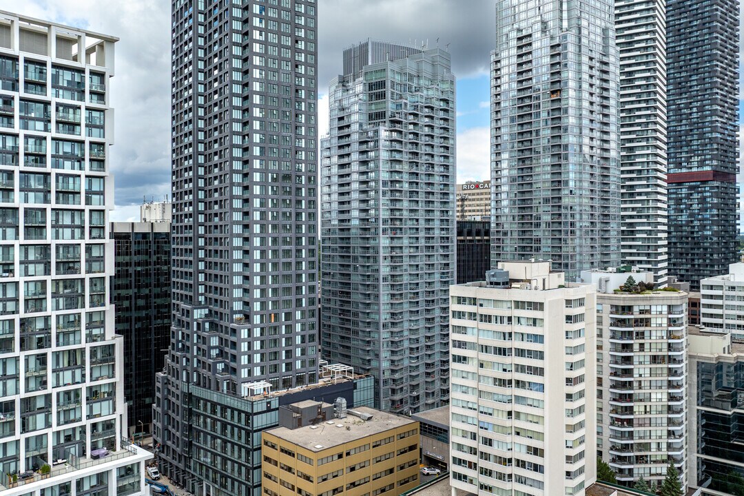 Quantum in Toronto, ON - Building Photo