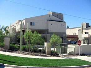 Towne Crest Apartments in Riverside, CA - Building Photo - Building Photo