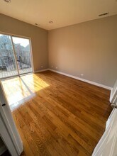 2327 S Sawyer Ave, Unit 3A in Chicago, IL - Foto de edificio - Building Photo
