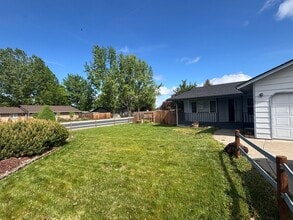 3047 SW Quartz Ave in Redmond, OR - Building Photo - Building Photo