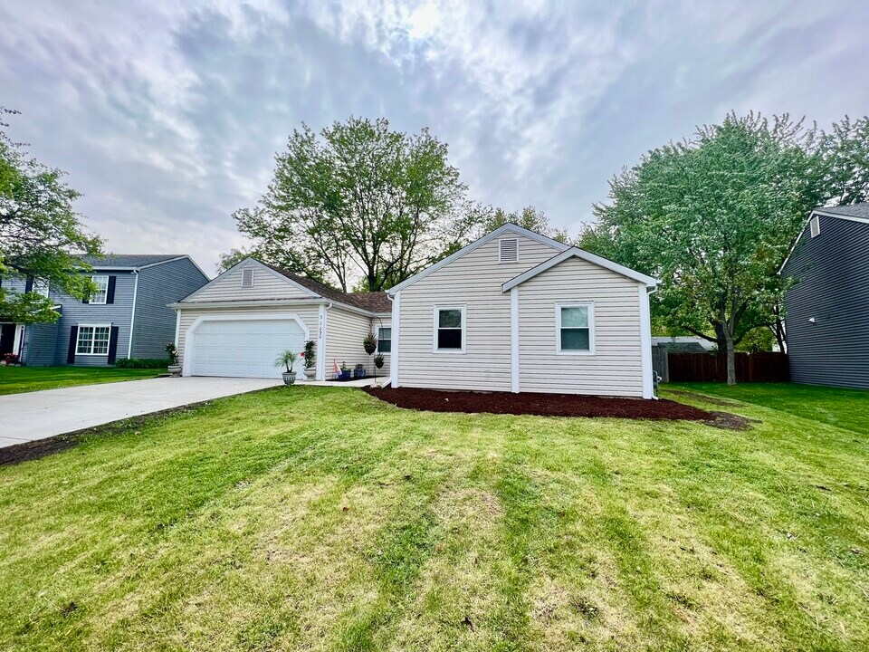 3S090 Sunset Dr in Warrenville, IL - Building Photo
