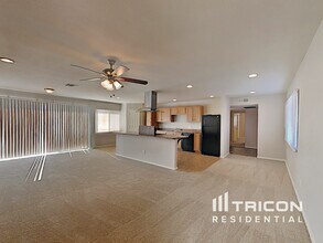 13129 N 21st Dr in Phoenix, AZ - Building Photo - Building Photo