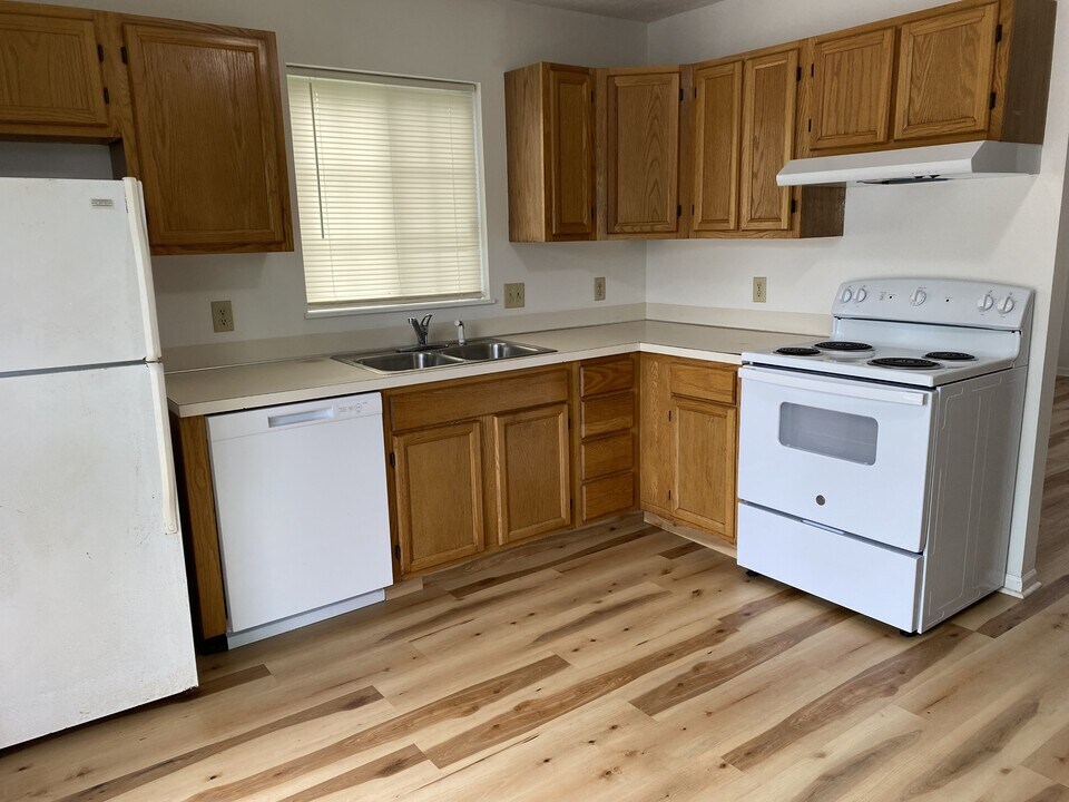 13098 Westland Ct in Holland, MI - Building Photo
