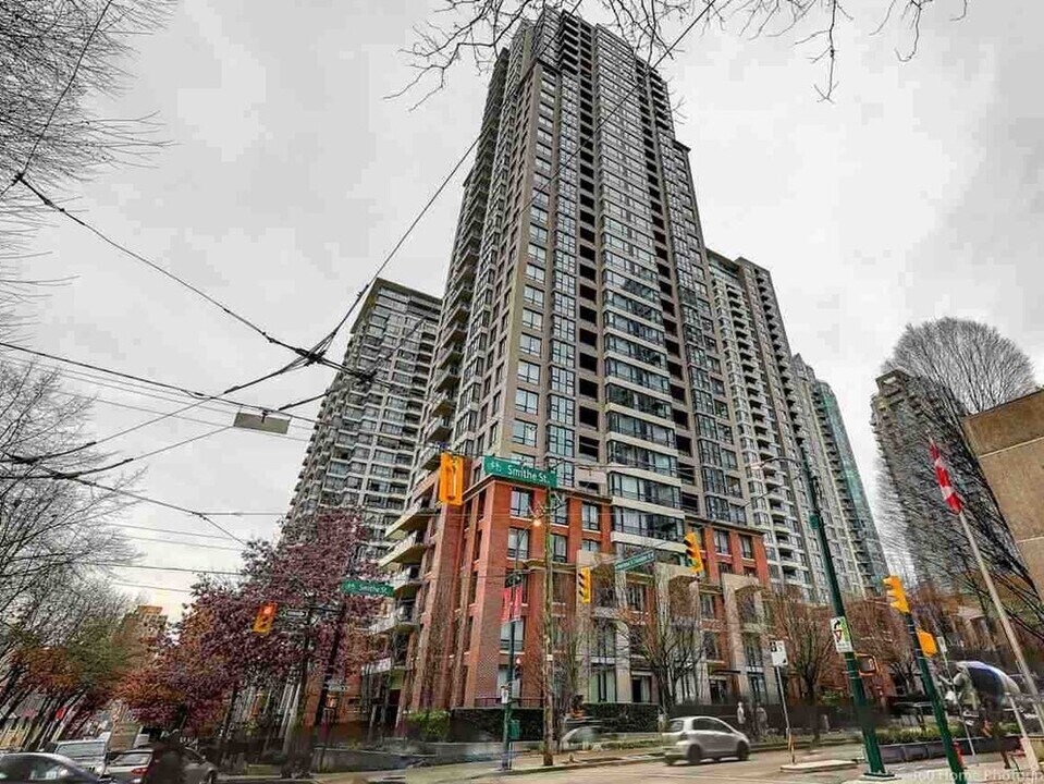 909 Mainland St in Vancouver, BC - Building Photo