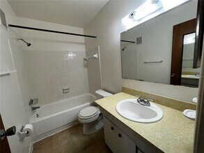 116 Southwest Jefferson Cir N-Unit -8 in St. Petersburg, FL - Building Photo - Building Photo