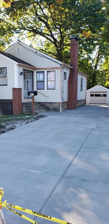 418 Marguerite Ave in Cuyahoga Falls, OH - Building Photo