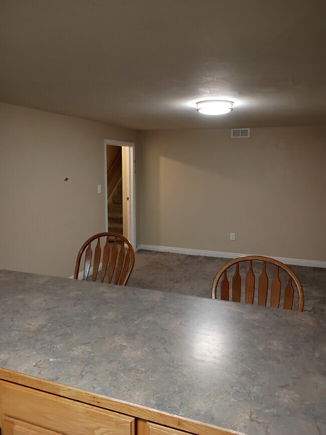 564 Richland Ave, Unit B in Pocatello, ID - Foto de edificio - Building Photo