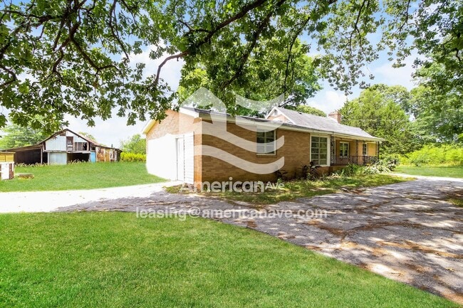 1711 Holliday Dam Rd in Belton, SC - Foto de edificio - Building Photo