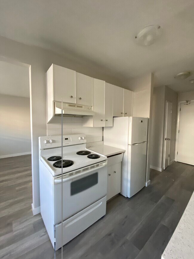 Style Manor in Edmonton, AB - Building Photo - Building Photo