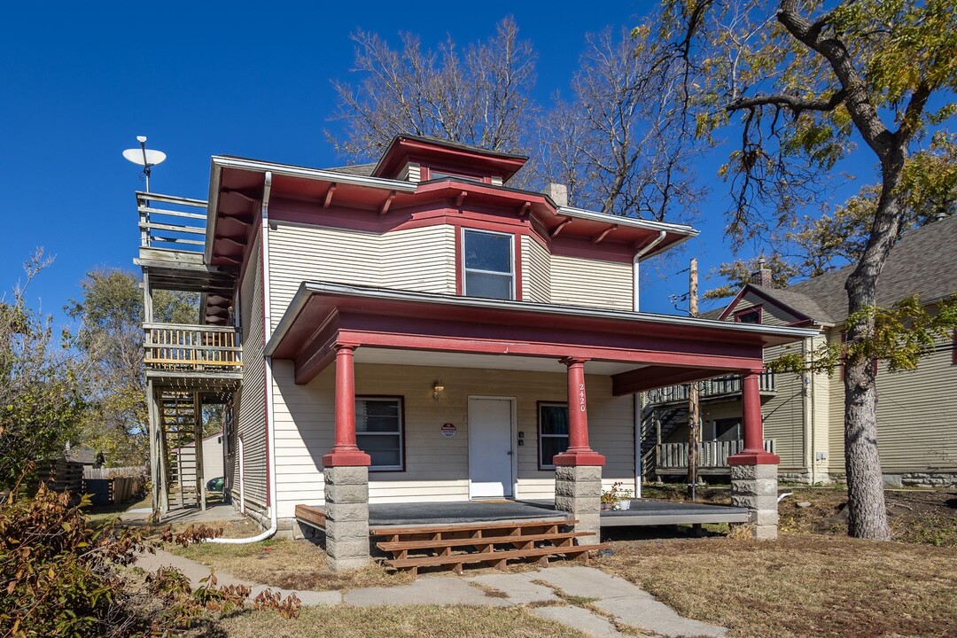 2420 R St in Lincoln, NE - Foto de edificio