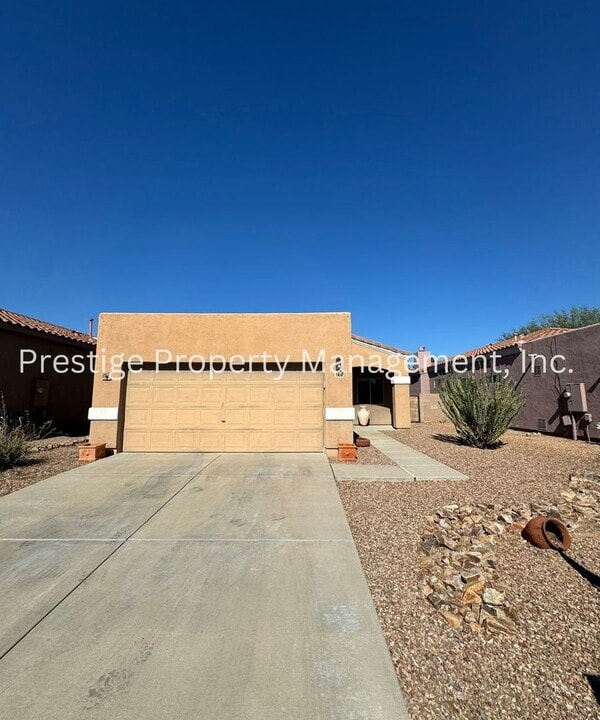 349 E Calle CRIBA in Green Valley, AZ - Building Photo