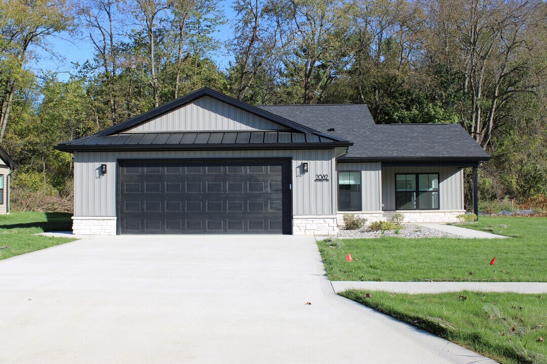 2082 Prosperity Way in Wooster, OH - Building Photo