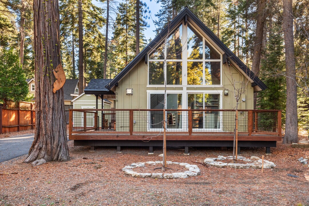 319 Pine St in Tahoma, CA - Building Photo