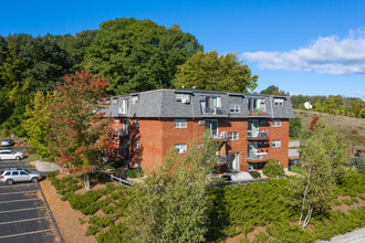 Gardner Lake Village in Amesbury, MA - Foto de edificio - Building Photo