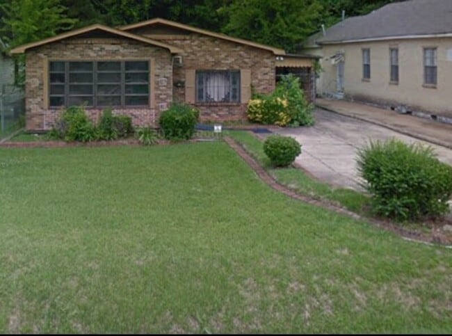 property at 2835 Comfort St