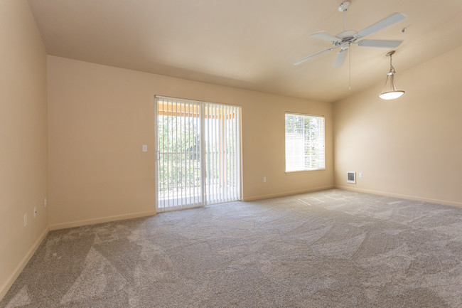 Oak Tree Apartments in Tigard, OR - Building Photo - Interior Photo