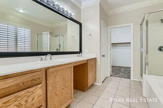 8125 Chimney Bluff St in North Las Vegas, NV - Building Photo - Building Photo