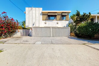 6152 Woodman Ave in Van Nuys, CA - Building Photo - Primary Photo