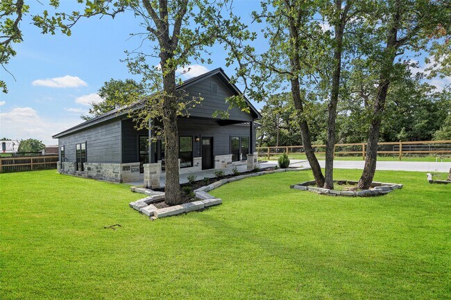 308 Sweet Gum Ln in Somerville, TX - Building Photo - Building Photo