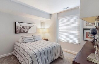 14163 Castle Blvd in Silver Spring, MD - Foto de edificio - Building Photo