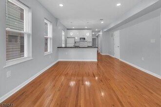 10 Walter Pl in Irvington, NJ - Building Photo - Building Photo