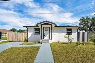 414 Monroe Ln in Haines City, FL - Building Photo