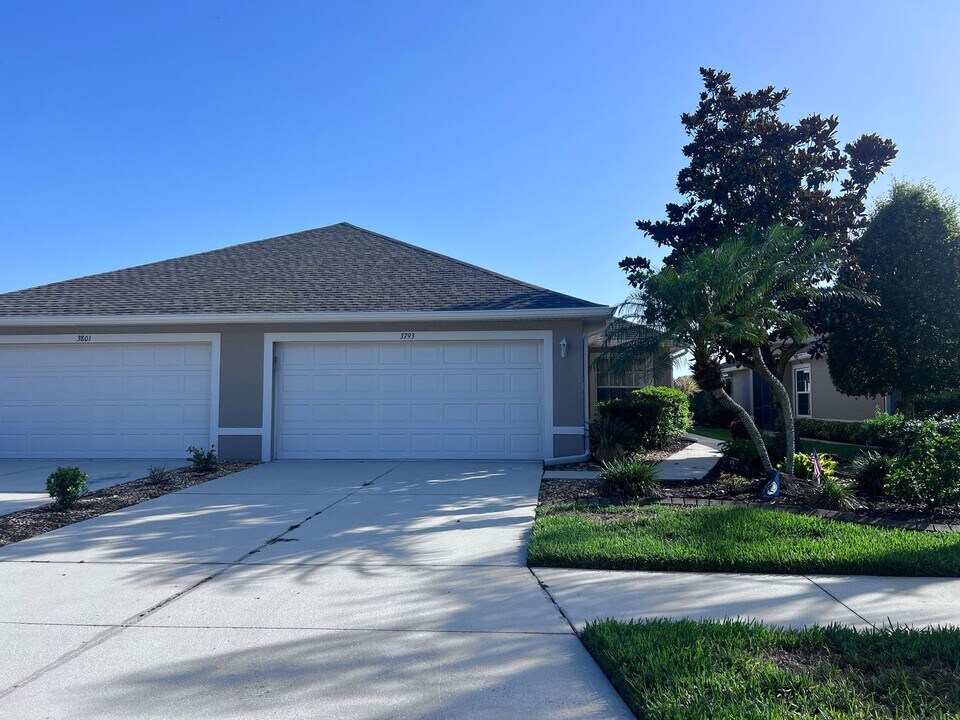 3793 Fairway Dr in North Port, FL - Building Photo