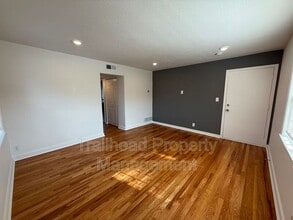 300 E Gregory Blvd in Kansas City, MO - Building Photo - Building Photo