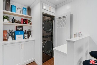 1121 N Olive Dr in West Hollywood, CA - Foto de edificio - Building Photo