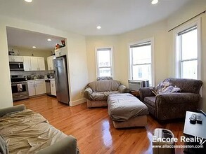 9 Winter Hill Rd, Unit 2 in Medford, MA - Foto de edificio - Building Photo