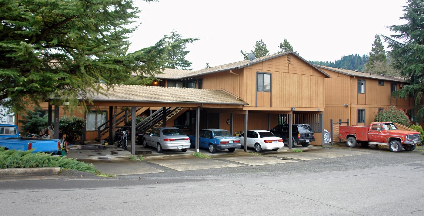 Pine Grove Apartments in Roseburg, OR - Building Photo