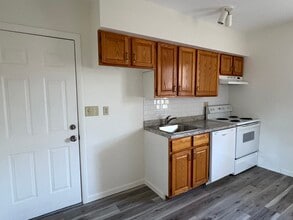1170 Whitney Ave, Unit Unit 2R in Hamden, CT - Building Photo - Building Photo
