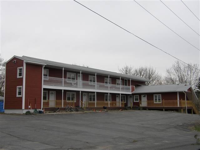220 N Broad St in Schuylerville, NY - Foto de edificio - Building Photo