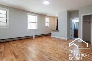 634 W Barry Ave, Unit 105 in Chicago, IL - Building Photo