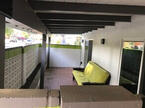 22701 Martha St in Woodland Hills, CA - Foto de edificio - Building Photo