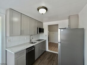 23 Mohawk Ave in Sparta, NJ - Foto de edificio - Building Photo
