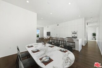 935 N San Vicente Blvd in West Hollywood, CA - Building Photo - Building Photo