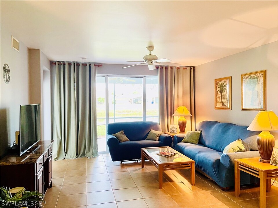 10125 Colonial Country Club Blvd in Ft. Myers, FL - Building Photo
