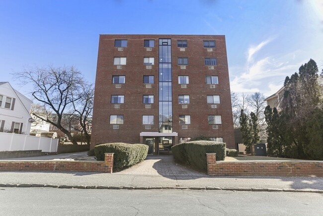 12 Pond Ln in Arlington, MA - Building Photo - Building Photo